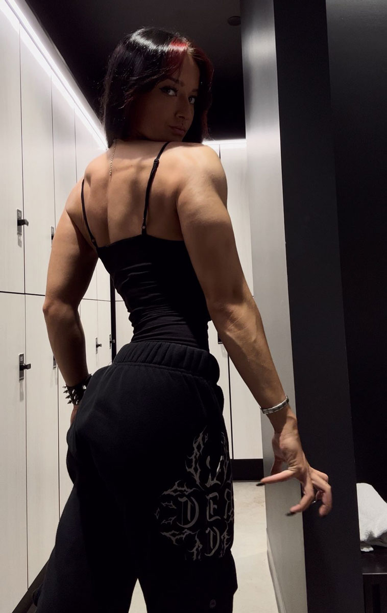 The coach is backposing.